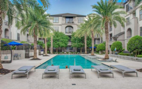 The Golden Luxe Fast Wifi, Luxury Pool, Gym, & Free Parking